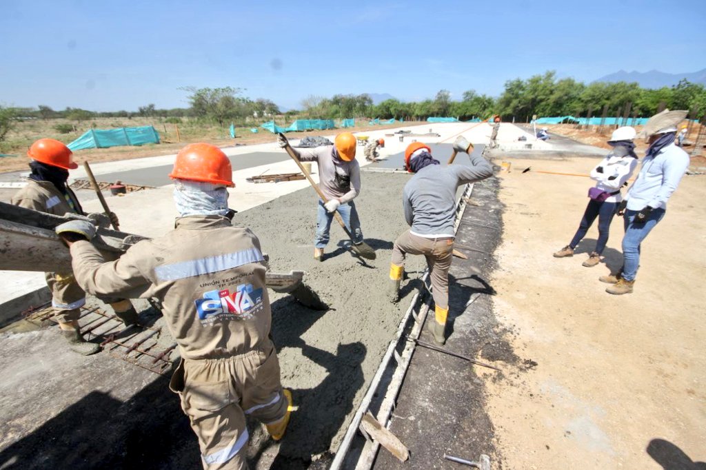 SETPCValledupar's tweet photo. La construcción 🚧 de nuestra #TerminalSur sigue en marcha 👷👷♀️
Llevamos un 15% de avance aproximado de esta obra de gran impacto, donde albergaremos cerca del 70% de nuestros buses y también impulsaremos el desarrollo de esta zona de la ciudad.
#EnSIVAloHacemosPosible https://t.co/k372iLRP9x
