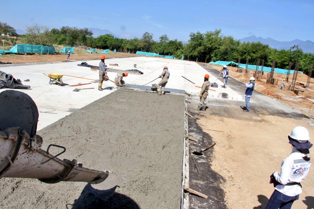 SETPCValledupar's tweet photo. La construcción 🚧 de nuestra #TerminalSur sigue en marcha 👷👷♀️
Llevamos un 15% de avance aproximado de esta obra de gran impacto, donde albergaremos cerca del 70% de nuestros buses y también impulsaremos el desarrollo de esta zona de la ciudad.
#EnSIVAloHacemosPosible https://t.co/k372iLRP9x