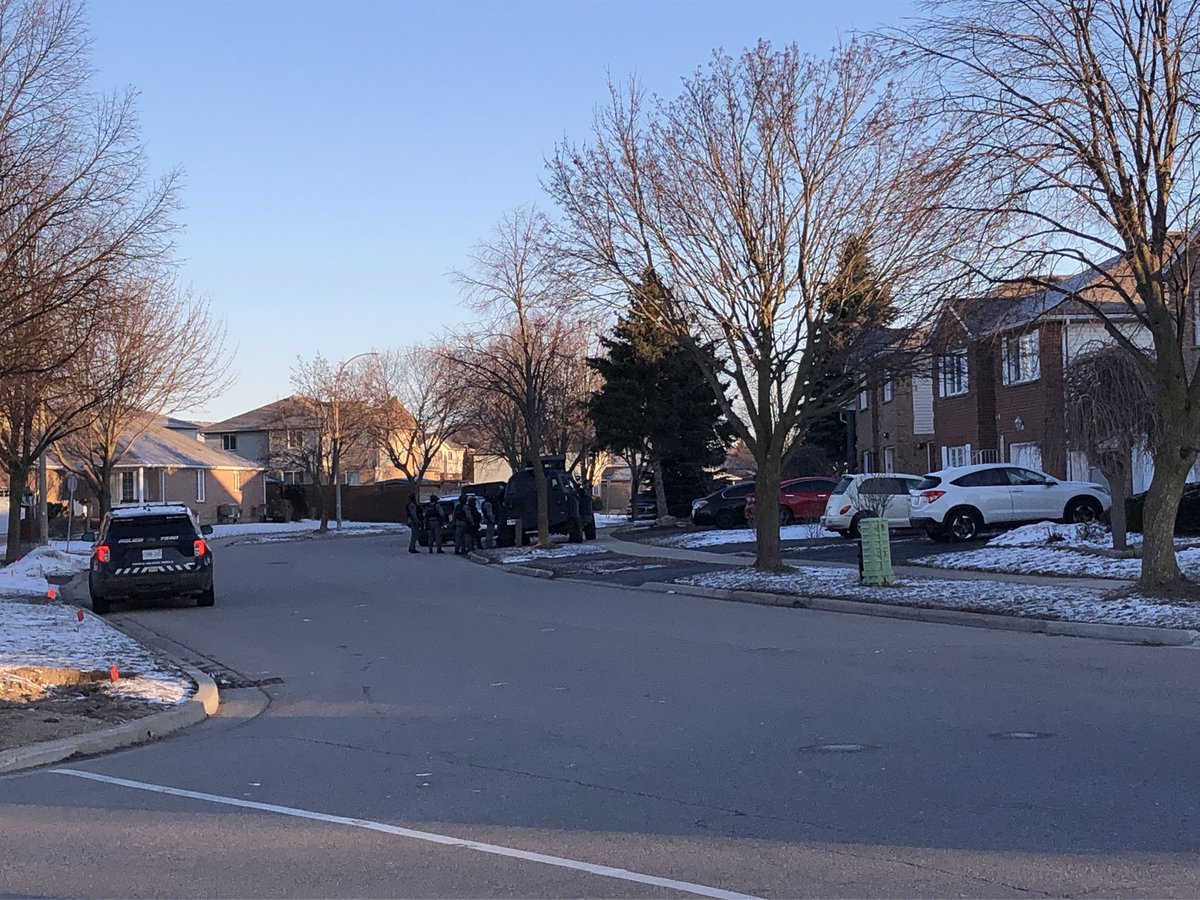 Jonathan Strom on Twitter "A large police remains at the intersection