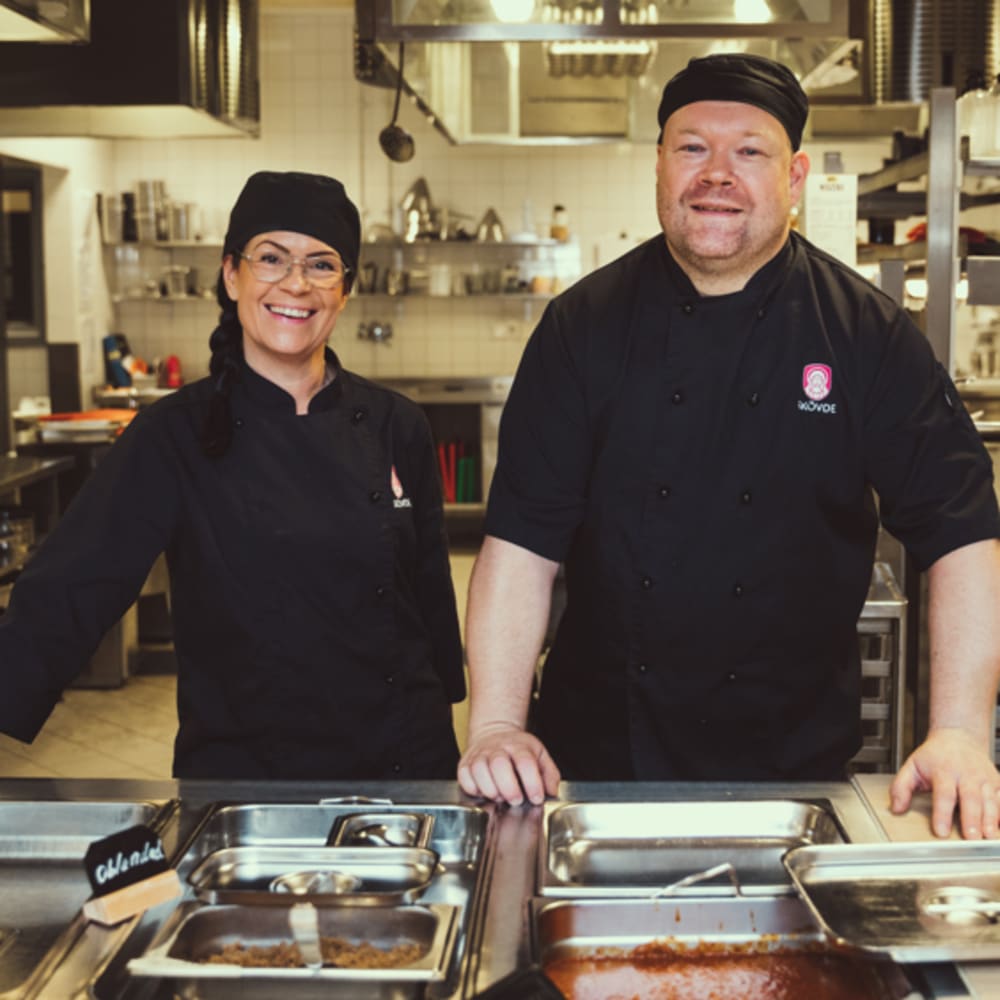 Skövde kommuns offentliga kök arbetar aktivt med att hitta goda, hållbara och svenska livsmedel att sätta på sina menyer för barn och äldre. Den här dagen kommer vi få bekanta oss mer med manteldjuret Sjöpung. mynewsdesk.com/se/skovde_komm…