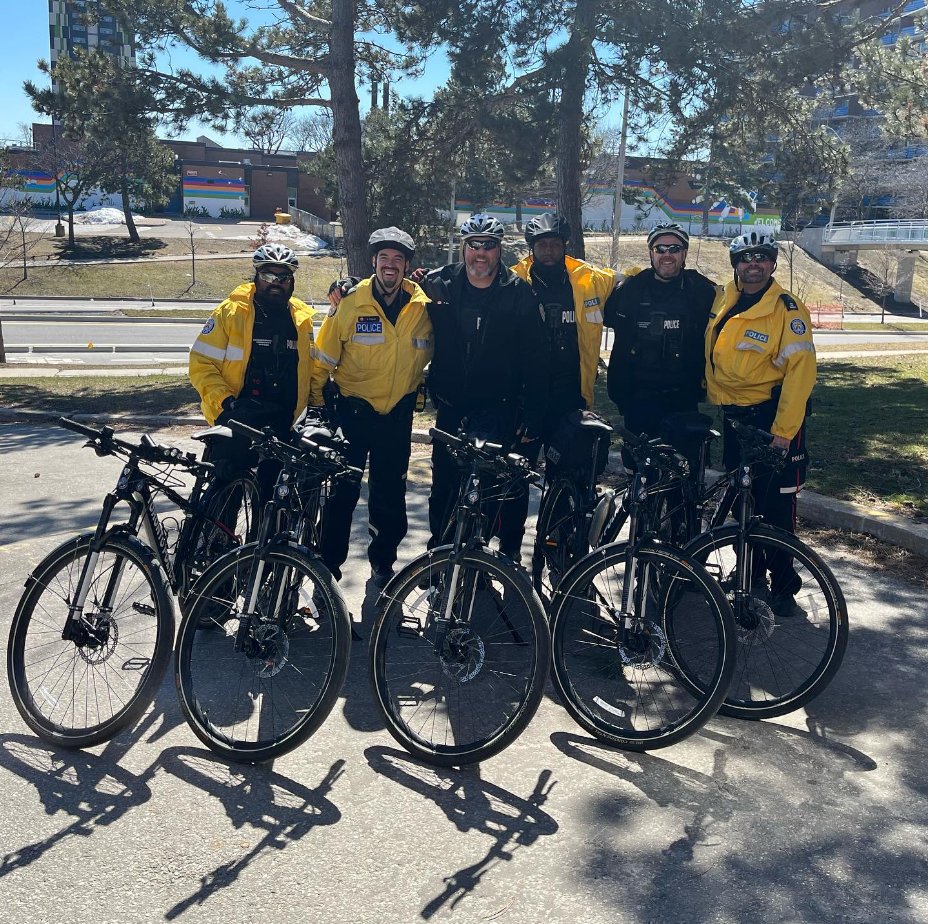 TPS31Div's tweet image. We’re keeping our Neighbourhoods safe, one pedal at a time! 🚴🏾‍♂️👮🏻‍♂️👮🏾‍♂️#BikePatrol #neighbourhoodcommunityofficers #31DivisionStrong