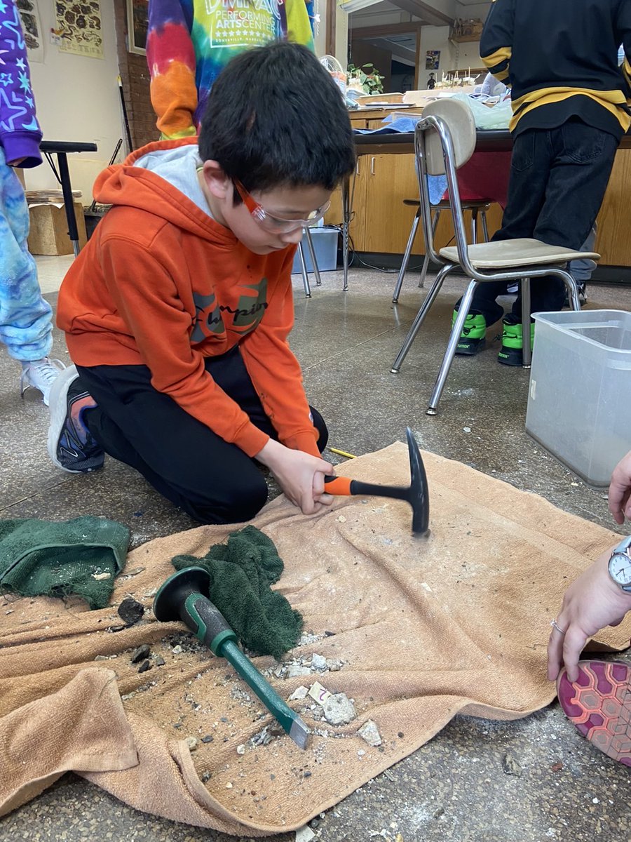 CFStweets's tweet image. 3rd and 4th-grade students are seen here in science breaking open rocks. Students were opening rocks to search for characteristics of known minerals.

#CFSscience #CFSgrams #CFS3rdand4thgrade #projectbasedlearning #quakereducation #scientificmethod #safetygear #hammertime