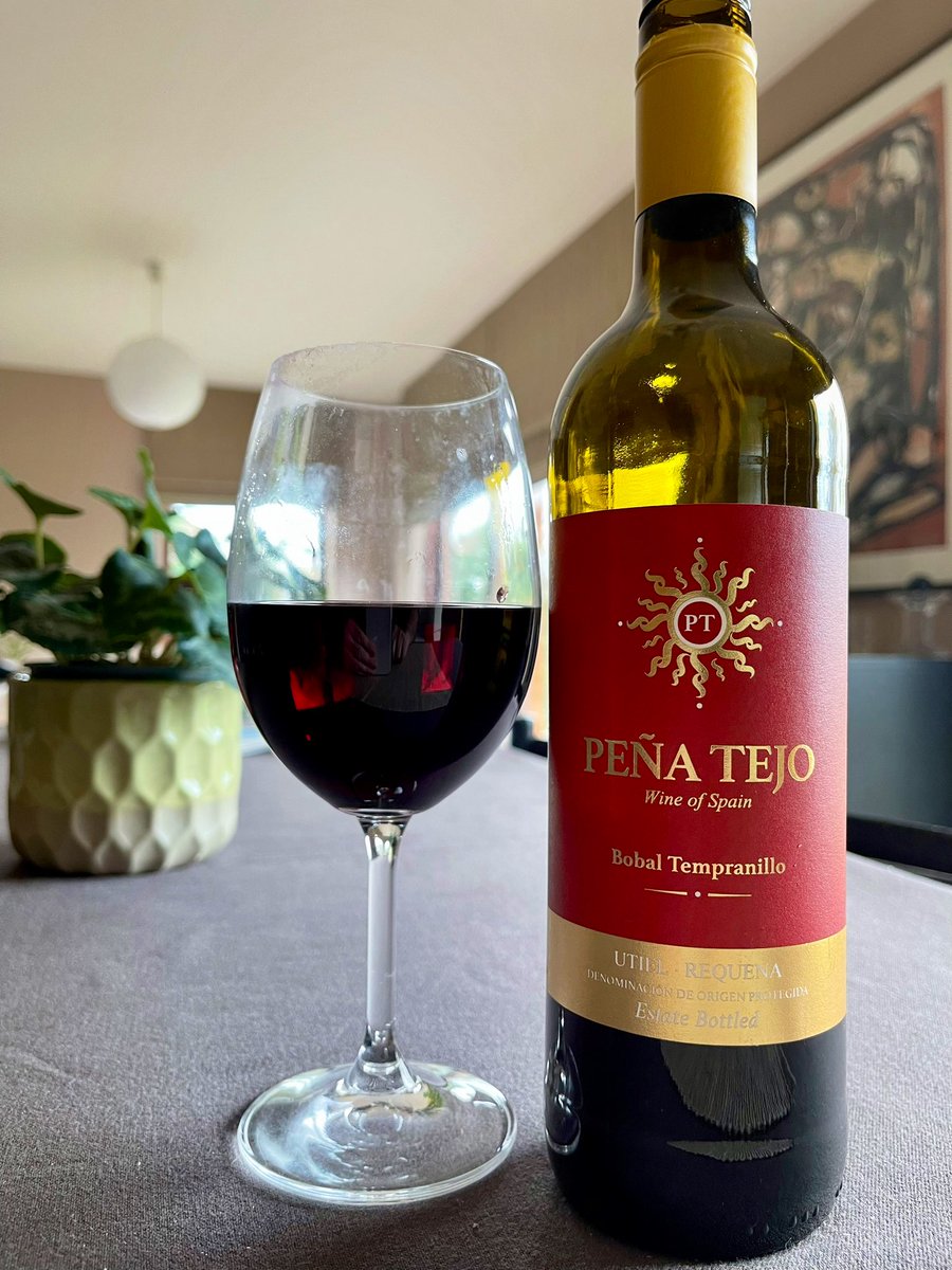 joukesp's tweet photo. #ThursdayLunch #CalfsLiver #Onions #Apple #SpringPotatoes
Quick & simple! Fresh calf’s liver, baked onions, apples & spring potatoes!
Quite good Bobal-Tempranillo Peña Tejo
Fruity, slight tannins, good acidity.
82-84 https://t.co/tKNGSbYM98