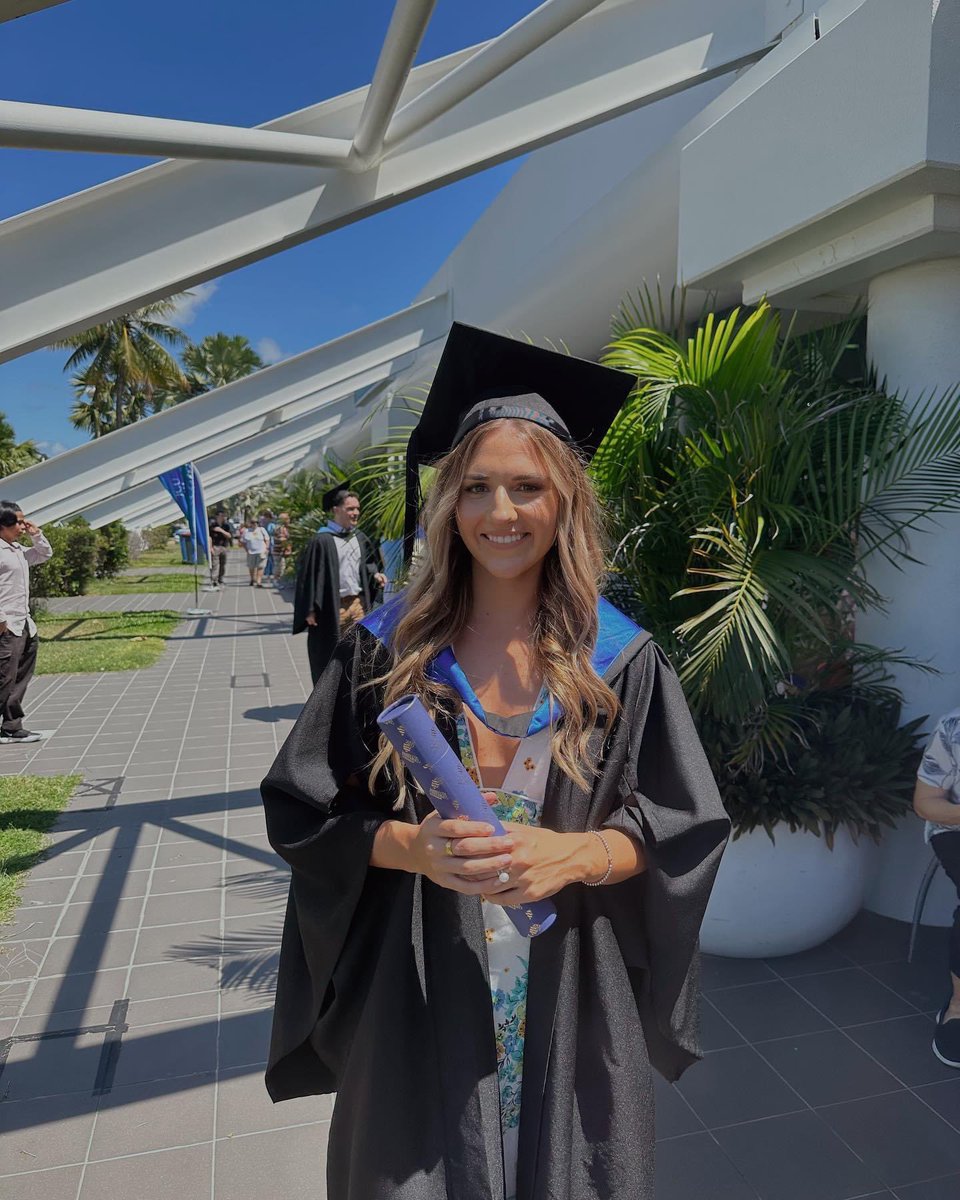 Cobb73's tweet image. Proud Dad moment 😍👨 😁 daughter now a graduate of Law &amp;amp; Business via JCU . An amazing achievement of hard and determination 👌😘 something unfortunately missing in today’s society 😞. 
Onwards &amp;amp; upwards from here 🚀