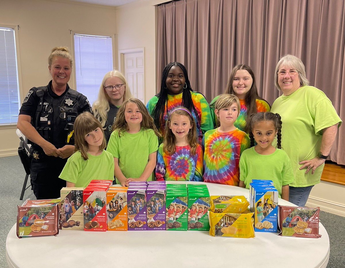 StathamElem's tweet photo. Girl Scout Troop 11840 donated 40+ boxes of Girl Scout cookies to the Barrow County Schools SROs. Girl Scout Troop 11840 consist of girls from Statham Elementary, past and present, Yargo Elementary, Bear Creek, Haymon Morris, and BASA.
#WildcatPride #ConnectingattheCore ❤️🖤 https://t.co/uz0xj8xn8E