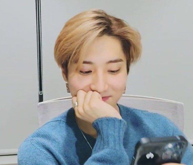staceys_room's tweet photo. he's looking at the last photo u saved👀 https://t.co/l2jC8ZY3v3