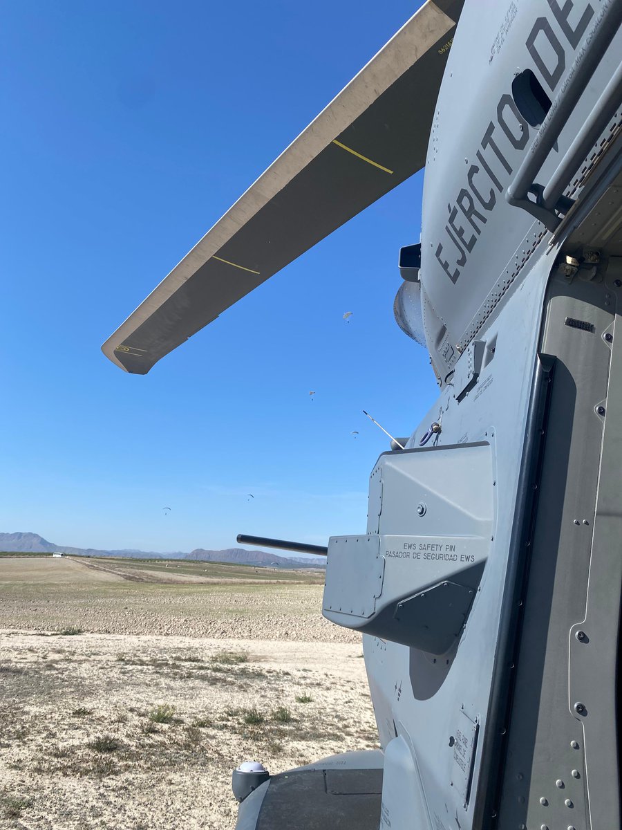 ¡El #Ala48  siempre alerta! Hoy os traemos algunas fotos para que veais como se realiza, desde uno de nuestros #NH90Lobo 🐺 , la cobertura #SAR que estuvimos proporcionando a la #EMP en Murcia📍durante su salto paracaidista🪂