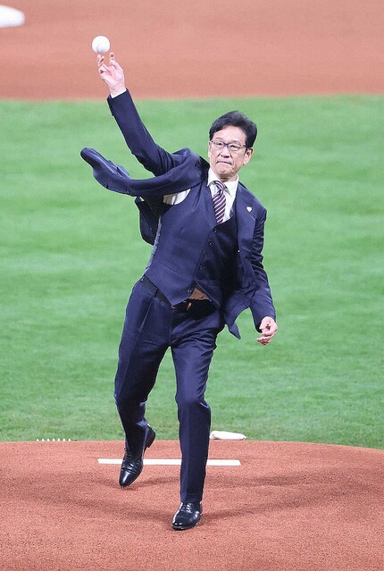livedoornews's tweet photo. 【始球式】侍・栗山監督、急遽“投手”指名「僕は絶対投げませんよって何度も言いました」
https://t.co/2lWUPBT63c

ヒルマン氏がボールを持ったままバッターボックスへと歩みより栗山監督へ直接ボールを渡すという“粋な演出”を披���。急きょ“投手”としてマウンドに上がることになった。 https://t.co/kwYcZPOp0r