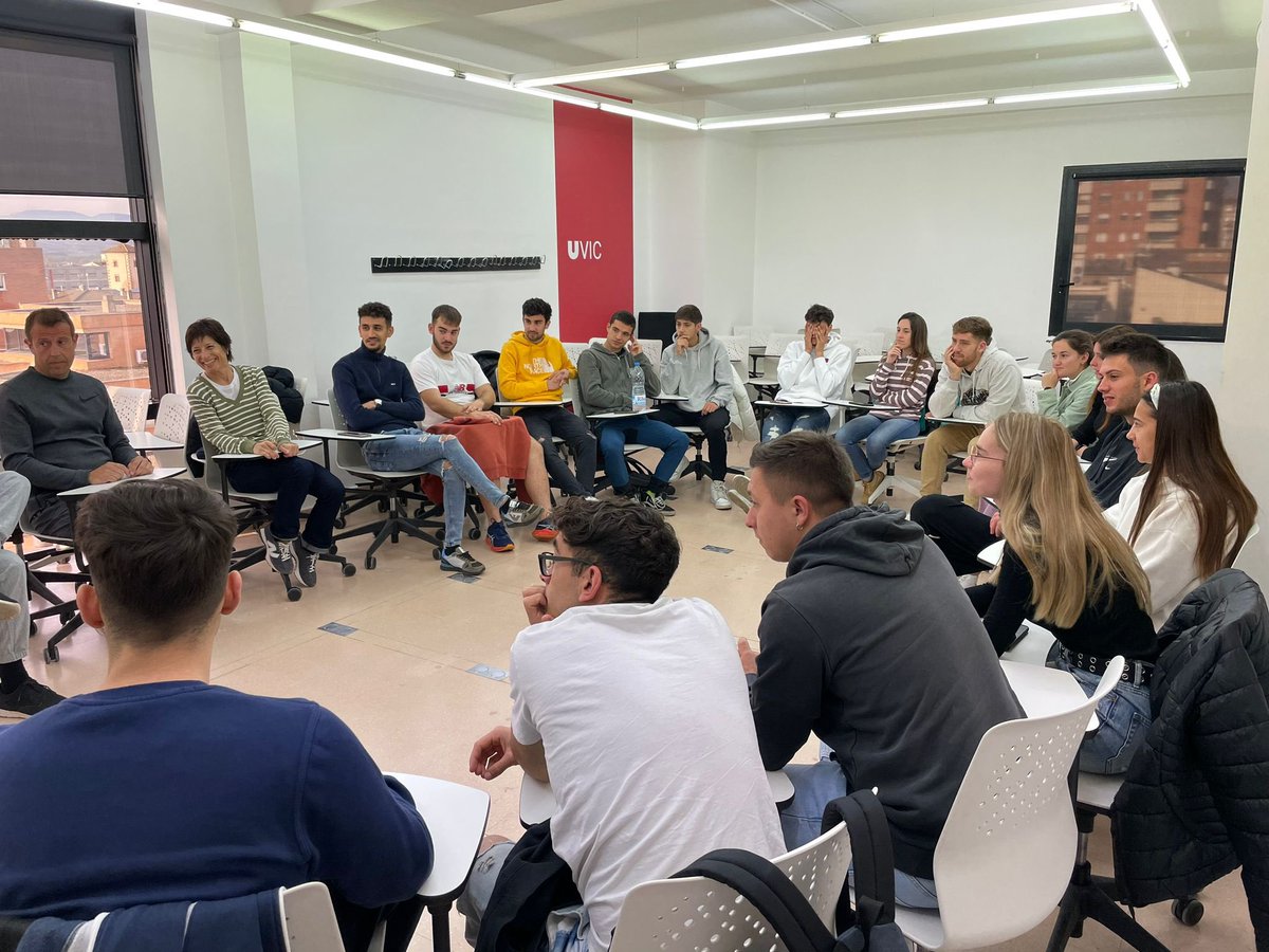 coopdEFecte's tweet photo. Alguns membres del grup de treball hem participat a l’última sessió del seminari de pràctiques dels estudiants del grau de mestre amb menció d’educació física de la @uvic_ucc. Un espai on els futurs mestres han compartit les seves inquietuds. MOLT ENRIQUIDOR! @uvic_cife https://t.co/sjGlNhp2l2