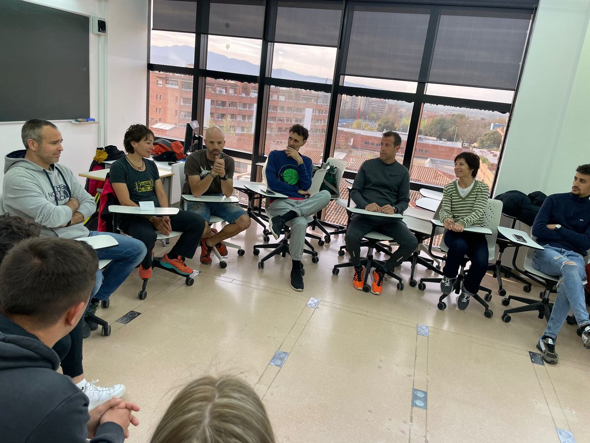 coopdEFecte's tweet photo. Alguns membres del grup de treball hem participat a l’última sessió del seminari de pràctiques dels estudiants del grau de mestre amb menció d’educació física de la @uvic_ucc. Un espai on els futurs mestres han compartit les seves inquietuds. MOLT ENRIQUIDOR! @uvic_cife https://t.co/sjGlNhp2l2