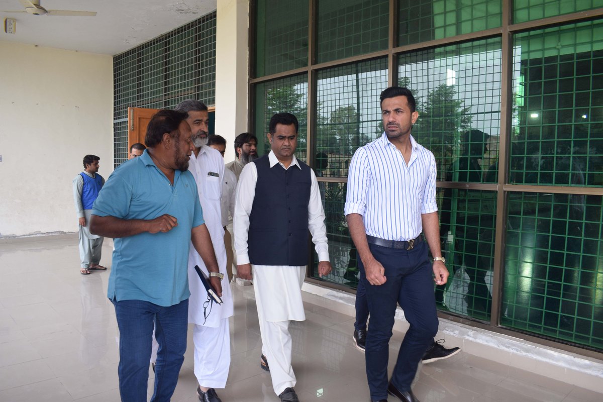 DCRYKhan's tweet photo. مشیر کھیل پنجاب وہاب ریاض نے ڈپٹی کمشنر شکیل احمد بھٹی کے ہمراہ سپورٹس جمنازیم رحیم یار خان کا دورہ کیا اور دستیاب سہولیات کا جائزہ لیا۔انہوں نے سپورٹس جمنازیم میں پودا بھی لگایا۔
@CS_Punjab 
@ACSSouthPunjab 
@CommissionerBpr https://t.co/MjNgZEzx5A