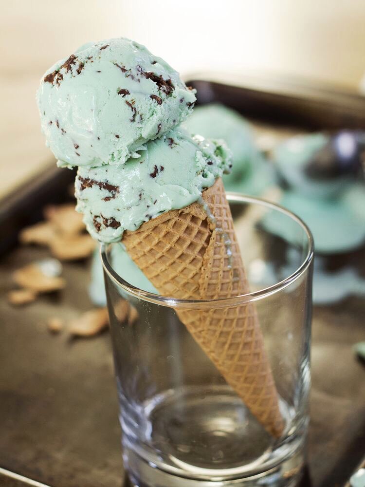 webarebuddies's tweet image. Ding dong!
A package has been sent to you! 📦

to: @xoxeexee
from: Mr. Moon
notes: It’s been a very long while since the last time I sent your weekly ice cream. Here I send you the favorite ones of yours, mint choco and tulips. I love you the most. 🤍