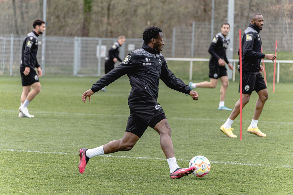 SV_Sandhausen's tweet photo. 🎙️ Tomas Oral: Wir sind mit der Rückkehr von Janik #Bachmann, Marcel #Mehlem und Mey #Papela breiter aufgestellt. Mit Raphael #Framberger (Muskelbündelriss) und Erik #Zenga (muskuläre Probleme) fallen aber weiter auch zwei Spieler aus.
#H96SVS https://t.co/VM194jzon4