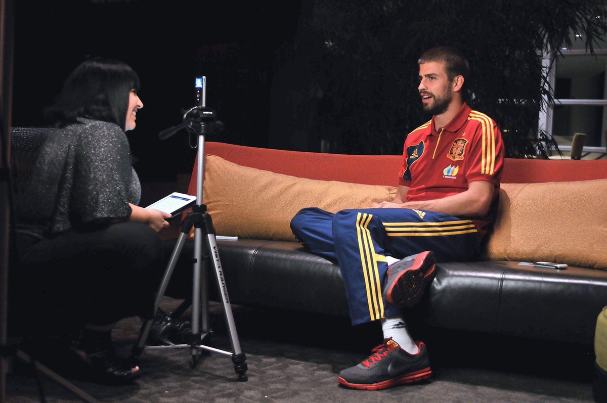 mandyfridmann's tweet photo. #tbt futbolero Entrevista con @3gerardpique y con #lacopafifa #deporte #futbol #Barca #barcelona #lacopamundial #FIFAWorldCup https://t.co/VKeG4tAcP0