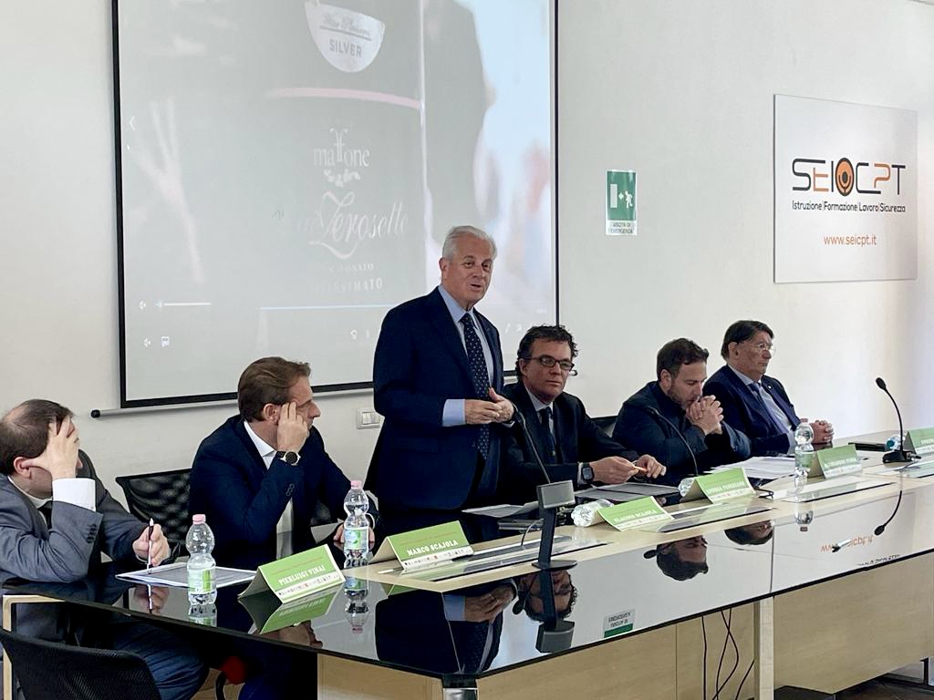 AnciLiguria's tweet photo. 👥Con la partecipazione di: pres. Sei-Cpt, Regione Liguria (vicepres. Piana e ass. Scajola), pres. Provincia Imperia @CScajola, dg Anci Liguria @PierluigiVinai, Sindaco ref. #areainterna #Arroscia Pelassa, pres. Parco naturale Alpi Liguri @AleAlessandri, pres. @CCIAARIVLIG Lupi https://t.co/yZA8R9lEBI