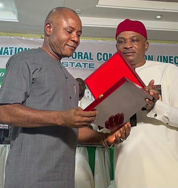 GovUgwuanyiNews's tweet photo. Breaking News!
The Independent National Electoral Commission (#INEC) @inecnigeria presents Certificates of Return to
Enugu State Governor-elect, Dr. Peter Ndubuisi #Mbah and the Deputy Governor-elect, Barr. Ifeanyi #Ossai, respectively.
Thank You Ndi #Enugu!
#TomorrowIsHere https://t.co/iZ5yNRS7jC