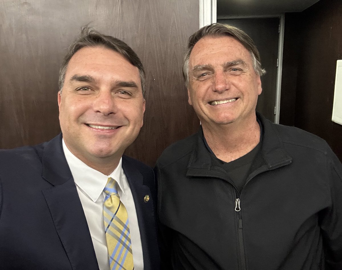 Hoje o Brasil acordou mais forte!
O Capitão voltou!

Com <a href="/jairbolsonaro/">Jair M. Bolsonaro</a>