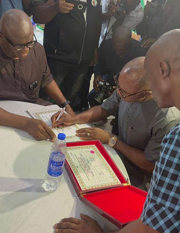 GovUgwuanyiNews's tweet photo. Breaking News!
The Independent National Electoral Commission (#INEC) @inecnigeria presents Certificates of Return to
Enugu State Governor-elect, Dr. Peter Ndubuisi #Mbah and the Deputy Governor-elect, Barr. Ifeanyi #Ossai, respectively.
Thank You Ndi #Enugu!
#TomorrowIsHere https://t.co/iZ5yNRS7jC