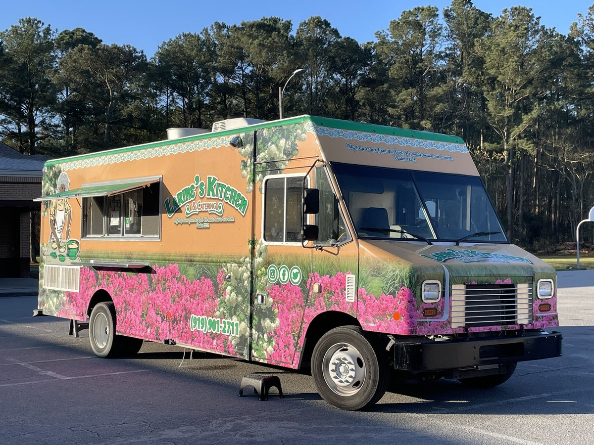 hooker_mrs's tweet image. The food truck project at HCMS continues today with Larine’s Kitchen speaking to 8th grade CTE students about owning the business and feeding our teachers! @OnslowSchools #OnslowDLT