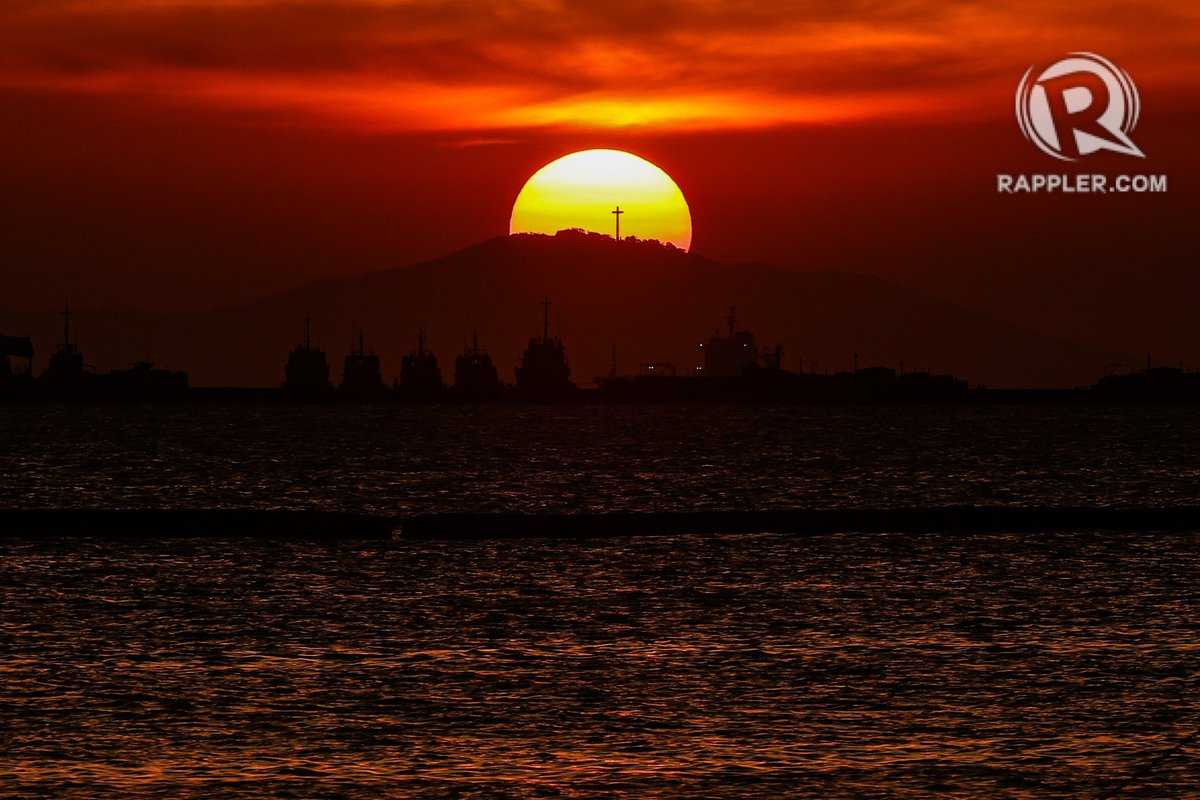 rapplerdotcom's tweet photo. The cross at Mount Samat in Bataan is seen as the sun sets in Manila Bay on Thursday, March 30. 📸: Jire Carreon/Rappler https://t.co/YQkhHbJIBo