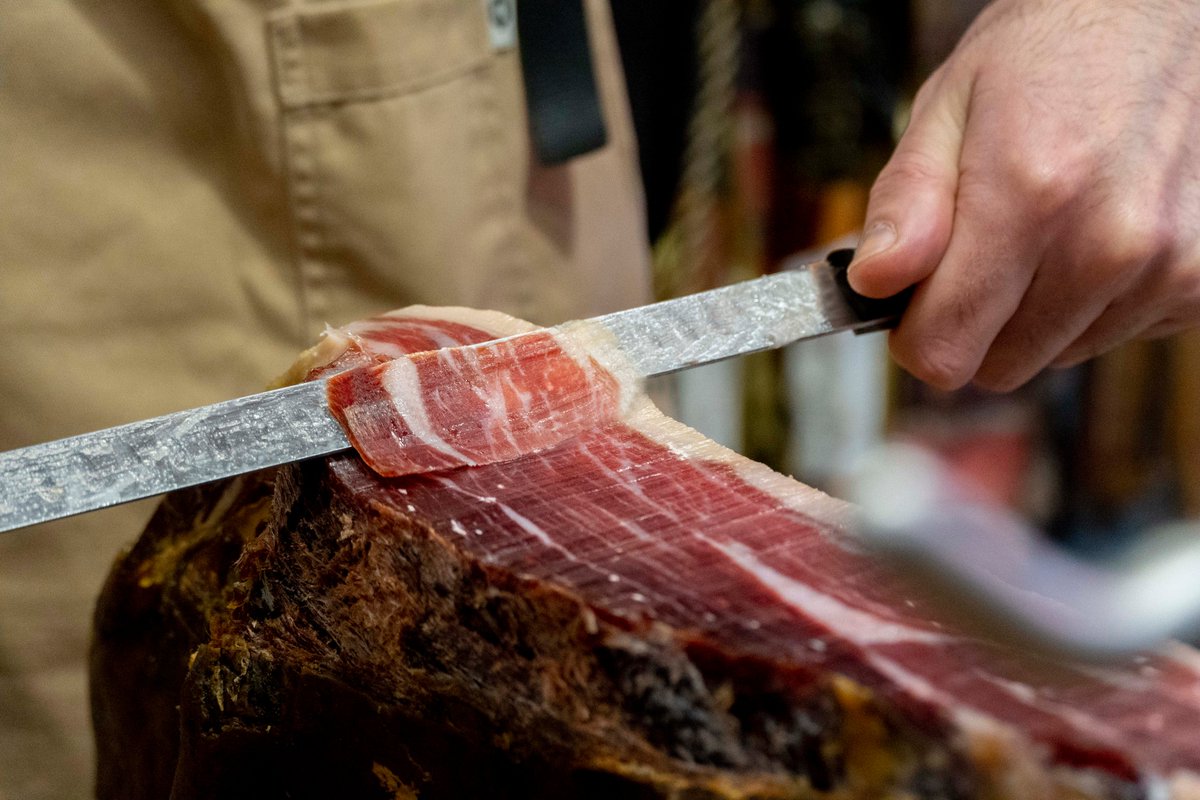 Jamon_EveryBody's tweet photo. Criado en el valle del Genal, @dehesa_monteros logra una elaboración absolutamente única que da lugar a unos matices de sabor delicados, sutiles e inigualables

Con tres años de curación este jamón ibérico de bellota es, seguramente, uno de los jamones más exclusivos del mercado https://t.co/QbJRcmWqgG