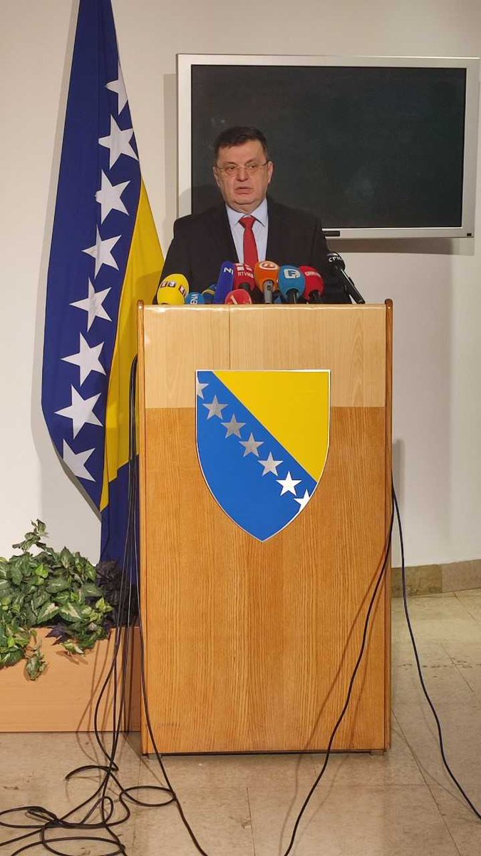 На конференцији за медије министар финансија и трезора БиХ др Зоран Тегелтија нагласио да треба донијети нови закон о платама који мора бити праведнији, али да је питање да ли се доношењем само једног закона може у потпуности регулисати ова проблематика. <a href="/Vijeceministara/">Vijeće ministara BiH</a>