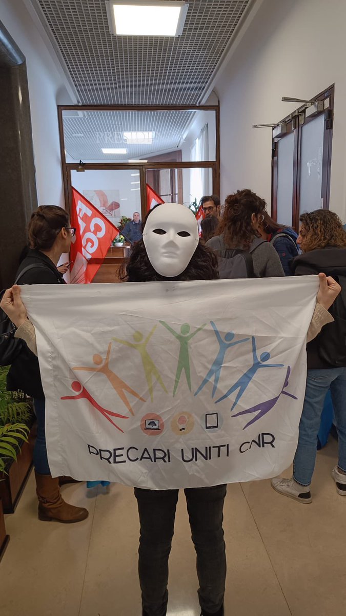 #30marzo Presidente @MC_Carro e Ministra @BerniniAM continua il #presidio di #lavoratrici e #lavoratori al #CNR! Perché non si rischi di perdere #competenze e #lavoro occorrono programmazione e fondi adeguati! #bastaprecariatodistato #duespicciperlaricerca