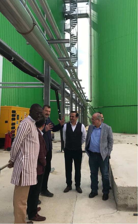 Danışmanlığını yaptığımız Tekyatağanlı (ABOLLO) ve misafirleri Burkina Faso Tarım Bakanı Sn. OUEDRAOGO ile birlikte, Biogaz Tesisi İşletmeciliği yapan Ali Yetgin Yapı Tarım Hayvancılık  yaptığımız ziyaret esnasında Sn. Korkut YETGİN bizleri faaliyetler hakkında bilgilendirdi.