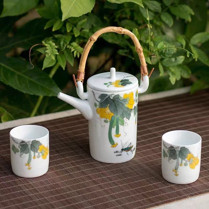 zingpottery's tweet photo. Whether it be their design, material, or functionality. Writing about the teapot and teacup requires creativity and attention to detail to convey their importance in the tea-drinking ritual.

#pottery #potter #woodfiredteapot #teapot #teapotcollector 
#teapots #potteryartist https://t.co/H6HgmRFRMc