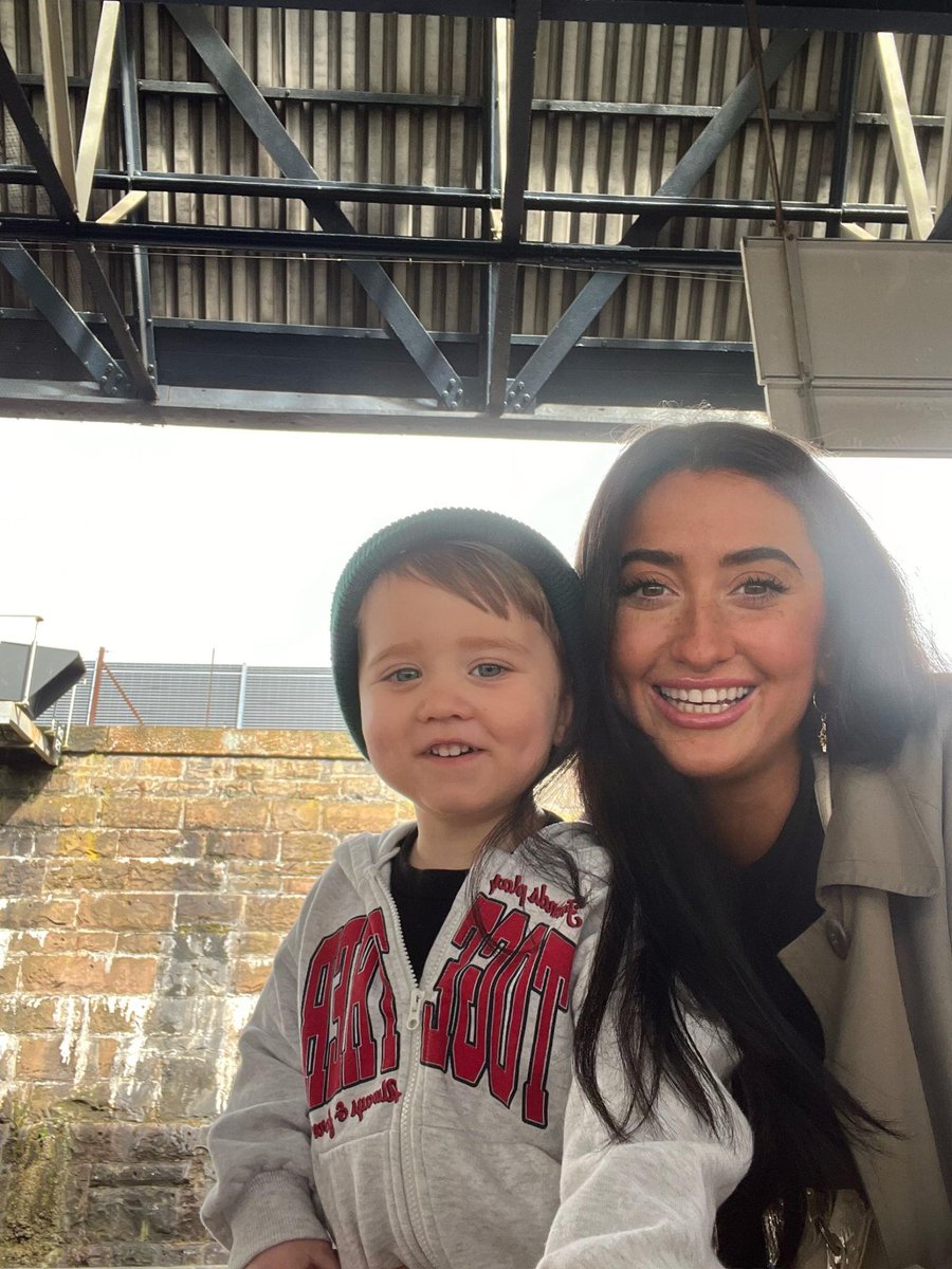 andycrichton6's tweet photo. The joy and innocence of seeing a train..❤❤❤ https://t.co/CWkub8mERO