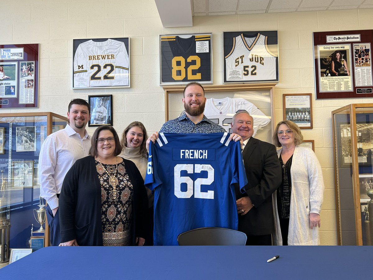 sjbearssports's tweet photo. Special day at SJHS when alumni and Indianapolis Colts player Wes French stops in for a visit and to be honored. Great looking jersey to add to our Hall of Fame Area. https://t.co/bXMBX71G2M
