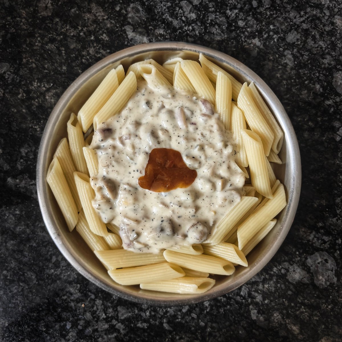 muthu_tara's tweet photo. Mushroom Alfredo Pasta with a dollop of hot sauce.
Dinner sorted.
#taracooks #mushroom #alfredopasta https://t.co/JTp815tkyb