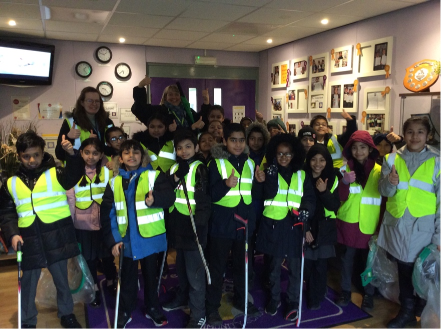 ECS_Keighley's tweet photo. Litter picking in our local area. Before and after. Thank you for the support @asda Keighley - especially Suzie! #CleanUp #Care #Collaborate #BrighterFuturesWeek #GreatSpringClean https://t.co/NPNV0JCmCJ