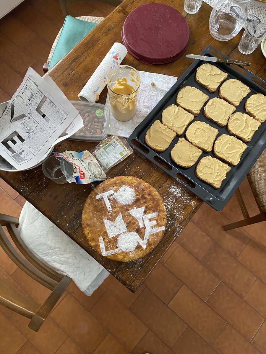 È il compleanno di mio nonno e mia nonna ha fatto questa torta per lui 🥺🤍