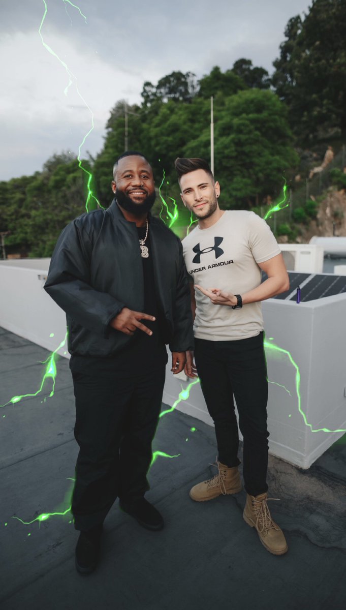 On set with the one and only @casspernyovest 👑🔥 

Can't wait for you all to see what we've been working on! 

📸: setlifestudiossa 

#BehindTheScenes #MusicLegends #CasperNyovest #SouthAfricanMusic