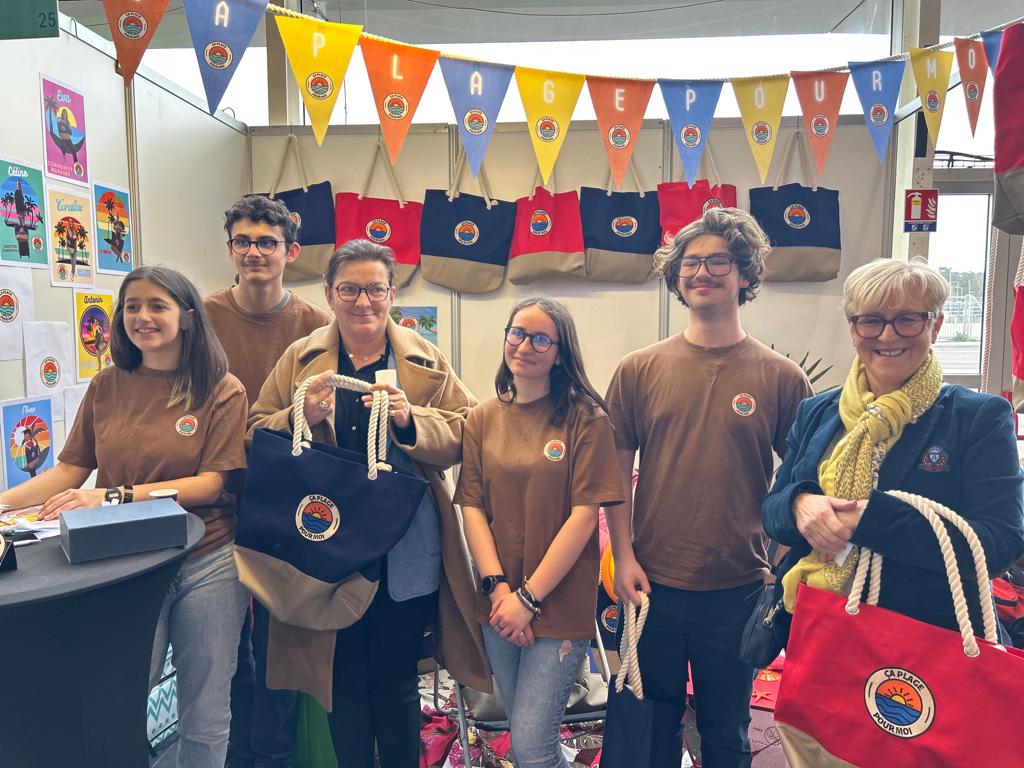 EureenNormandie's tweet photo. [ #COLLÈGES ] Au salon des mini-entreprises à Rouen, nos collégiens de l’#Eure font sensation ! 🤩 Ils présentent et vendent leurs produits, tout en découvrant le monde de l’#entreprenariat. Bravo à eux pour leur motivation. 🫶🏻 #FierdetreEurois https://t.co/F4ZlTtUuPl