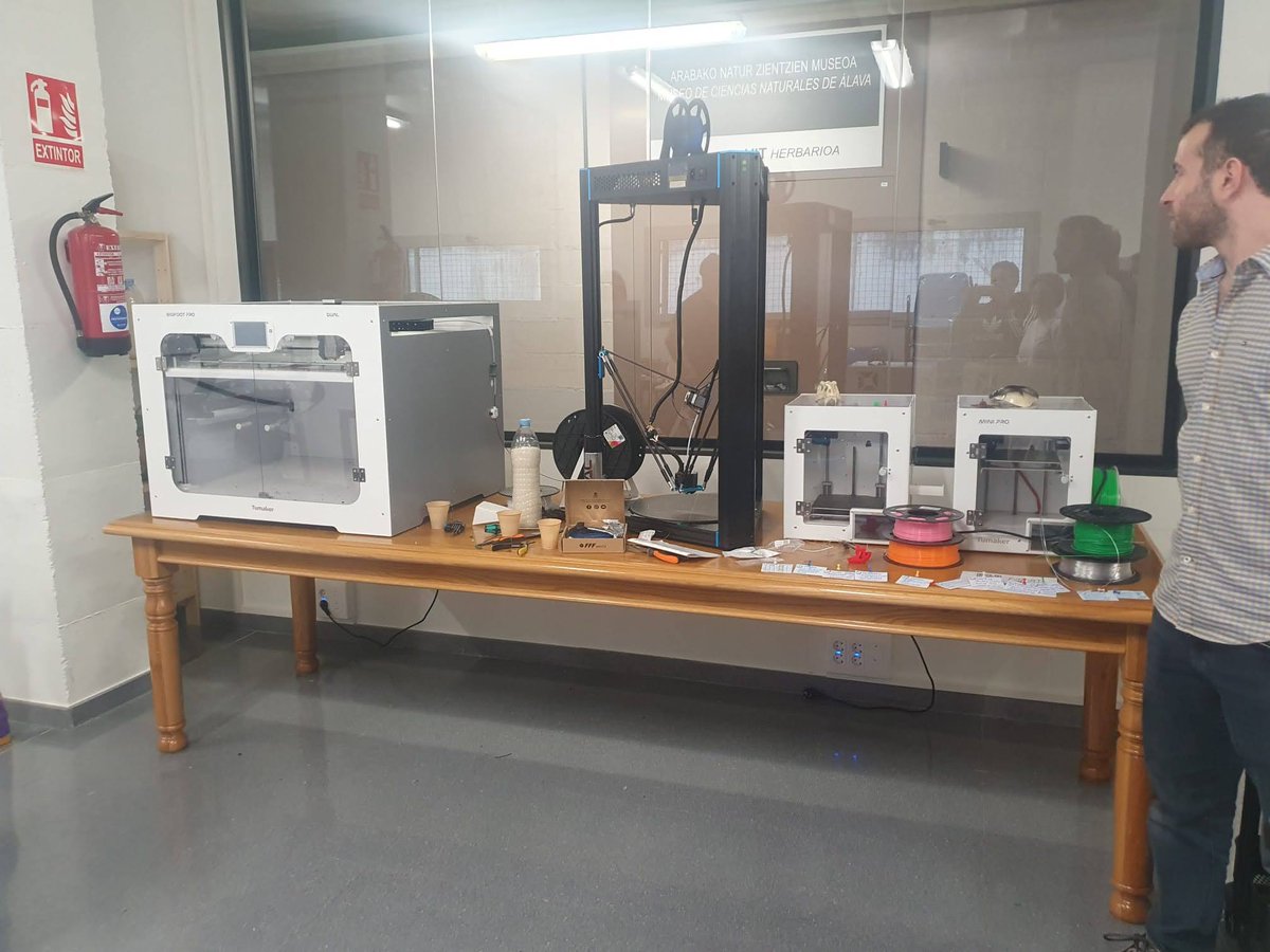 Saregune's tweet photo. ¡Otra semana que llega a su fin con muchos avances! Nuevos aprendizajes #javascript #DOM #arduino y nuevas conexiones!
Hemos conectado con @hibridalab_eus una gran visita, comienzo de una nueva y bonita amistad
#WomensLearningToCode #CodigoEnElCascoVG #FSE @sendotuAB https://t.co/3W9YKJ1scz