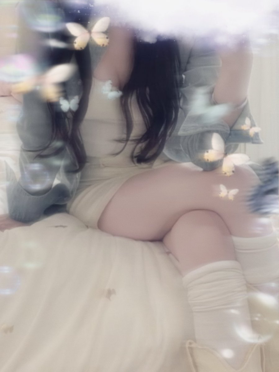 gansiwo11's tweet photo. 大家都那么忙🤏世界也不是围着一个人转，就算我在大街上裸奔，估计也不会有人驻足👿想那么多干嘛，想快乐就快乐，吃饭逛街打游戏，学习健身操男人🤡🤡🤡🤡🤡🤡🤡不想有的没得，让自己舒心🥺，就像此时此刻我在干嘛又有谁知道呢👋👋👋 https://t.co/ILzs5rW8Tp