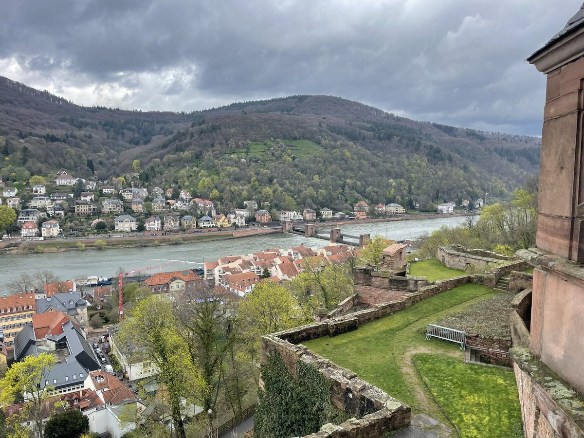 Uitzicht is prima! Maar 9 euro pp betalen voor alleen een binnenplein is wel net wat te duur. #kasteel #Heidelberg #koetsieisfoetsie