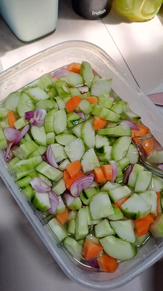 indaho_indah's tweet photo. Suka banget sama acar nih soalnya aku tipe2 yg harus ad sayur tiap makan. Apalagi klo makan yg agak berlemak n medok bumbu, hrs bgt ad ini, asem2nya netralin bgt.

Ini aku bikin acar timun, wortel dan bamer (klo ad rawit ijo juga biasanya ak kasih)

🥒 Utas Resep Pendek 🥒 https://t.co/zyk91oZZtm