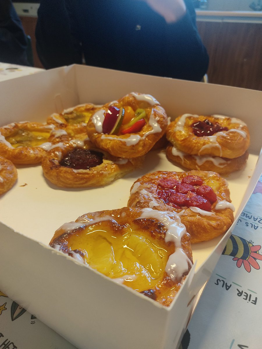 De verjaardag met onze collega's vieren met taart en koffie☕🍰 Verjaardag Franky🎉🥳