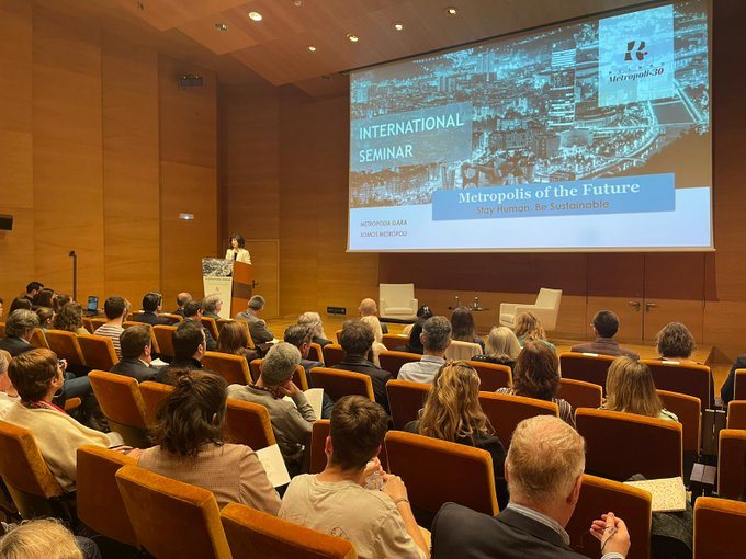 TechfriendlyEs's tweet photo. 🔵 Muy interesante la jornada "Metropolis of the future" de @bilbaometropoli, un espacio para imaginar cómo serán las metrópolis del futuro y cómo podemos humanizar los espacios urbanos.

🤩 ¡Un placer poder asistir!

📡 Podéis seguirlo en streaming aquí: https://t.co/Dr9swcaS9R https://t.co/FNmlihuMMf