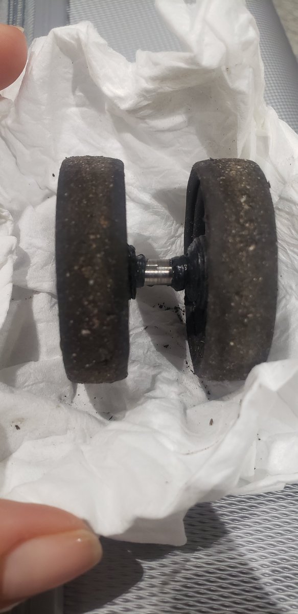 SylvAl9's tweet photo. @delseyofficial 2ème fois que j'utilise ma valise achetée en octobre... et la roue me lâche sur la route du départ ! Que me proposez vous ?! Le plastique à fondu et la roue m à brûlé le doigt quand je l'ai ramassé. Je ne peux pas continuer mon voyage sans valise ! https://t.co/uKPV8aec03