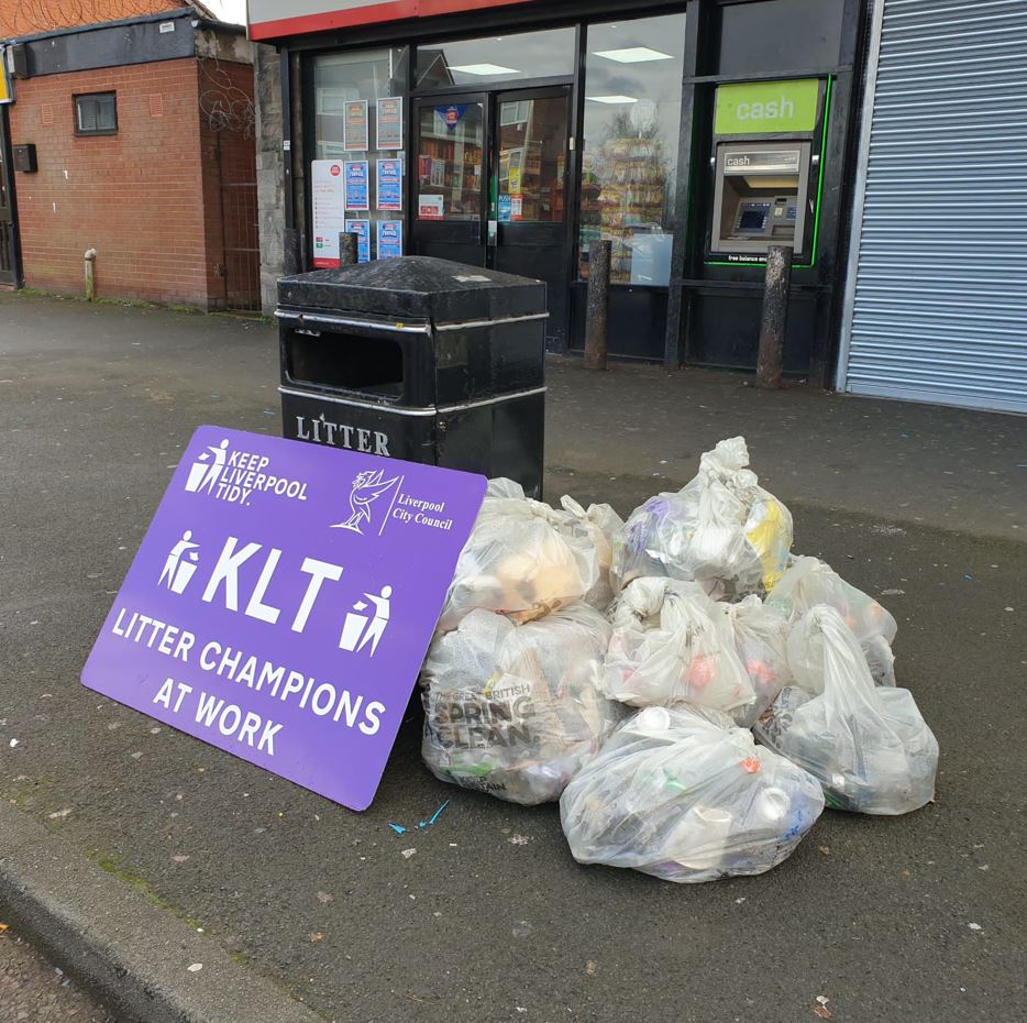 A good afternoon's work yesterday, all the bags of rubbish collected, a huge thank you to the volunteers who took part to help keep the Hartsbourne estate clean and tidy.