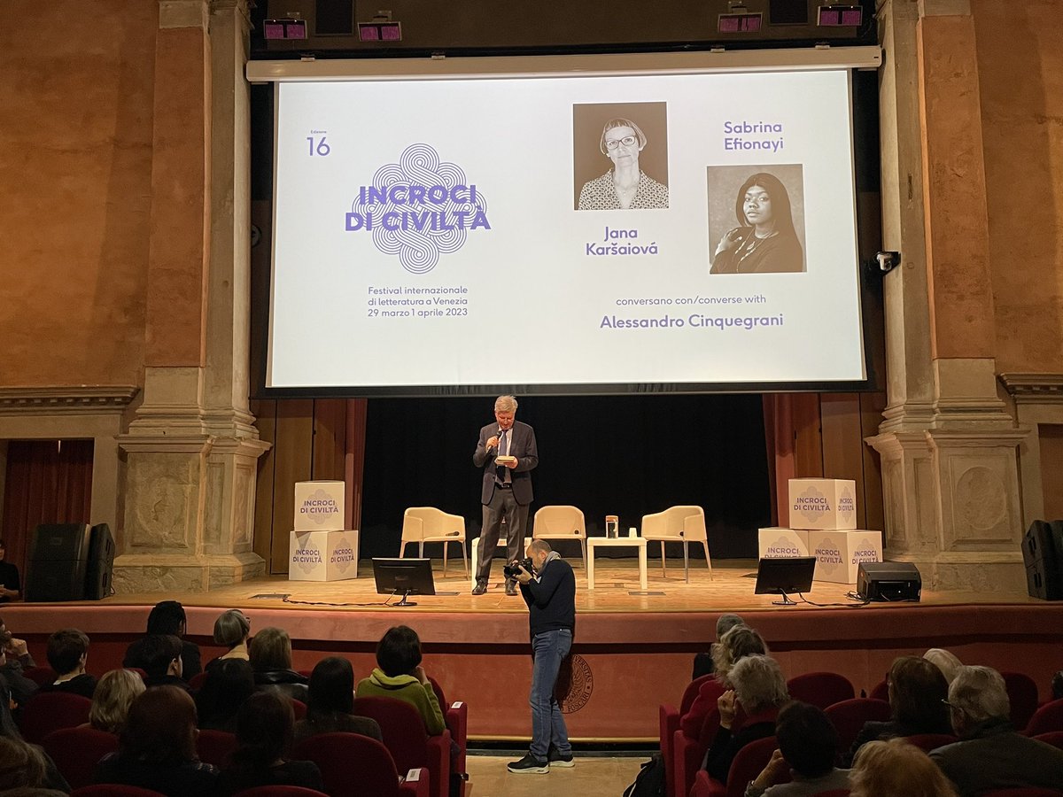 Inizia la seconda giornata di #incroci23: la prima conversazione di oggi, moderata da Alessandro Cinquegrani, è con Jana Karšaiová e Sabrina Efionayi.

#incrocidiciviltà #venezia