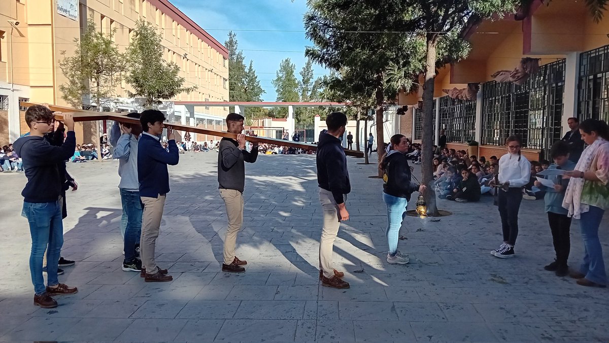 MaristasHuelva's tweet photo. Hoy celebramos un Vía Crucis con nuestros alumnos de ESO y Bachillerato organizado en colaboración con @ADEMARHu #FuertesDeCorazón #SomosIN #SomosDesdeDentro #CuaresmaMarista https://t.co/bGUiDfjSp4