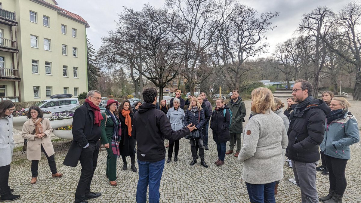 bauhauslab's tweet photo. Forschung zum Erleben: Wir begrüßen die @TMIL_Thueringen-Staatssekretärin Barbara Schönig  sowie die Teilnehmenden des #LänderübergreifendenMobilitätsnetzwerk|s in unserem #Reallabor in Erfurt! Highlight: unser Forschungsknotenpunkt #GothaerPlatz 🔺🔻
@news_nowgmbh https://t.co/pfb81CBhv0