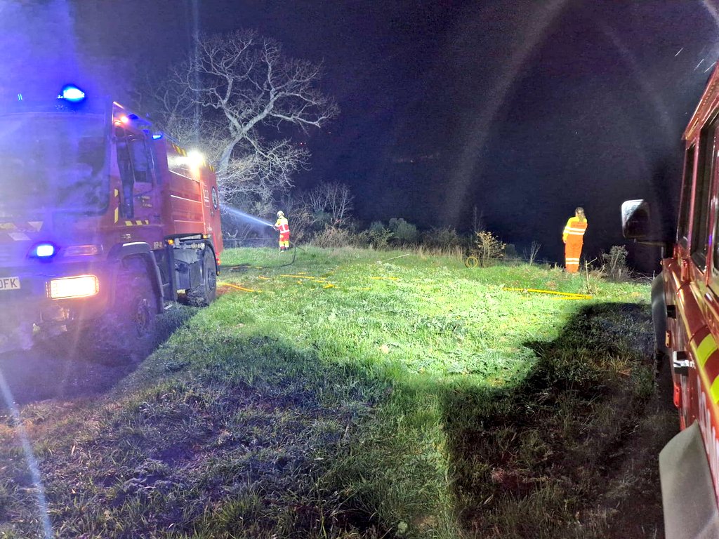 112Cantabria's tweet photo. La pasada noche bomberos @112Cantabria han apoyado al operativo de extinción de incendios forestales de @cantabriaes en #Cieza, #Pendes, #Sarceda y #Carmona. https://t.co/fnBnhCA3qM