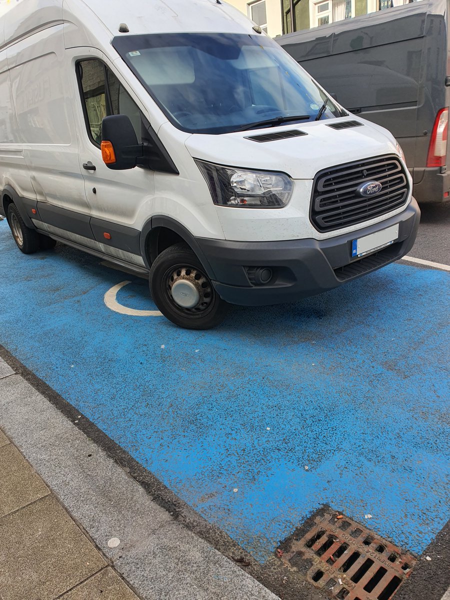 Roscommon Roads Policing Unit found this van parked in disabled bay in Roscommon Town recently without the proper permit. 

The driver was issued a €150 euro fine.

Please keep these spaces free for those who need them. 

#KeepingPeopleSafe
#ItsAJobWorthDoing