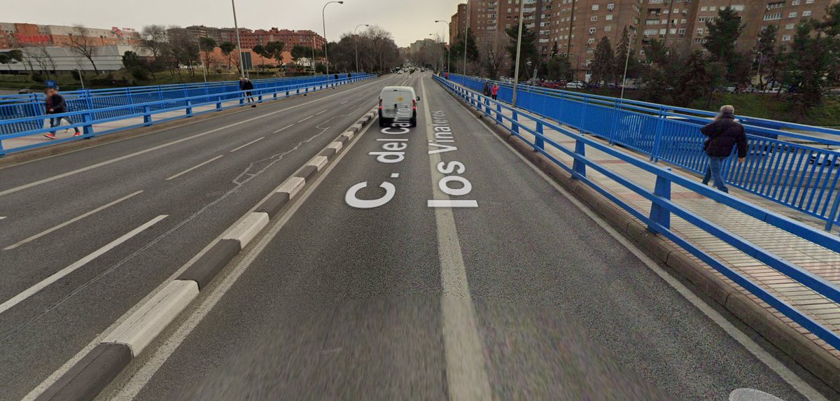 Trigosusio's tweet photo. Además, la pasarela paralela peatonal que da a Sirio lleva cerrada MESES para inaugurar en elecciones. Por lo que nos obliga a coger este puente. He tenido muchísimos problemas con coches ahí. Por favor, pacificar eso. @Lineamadrid @Alcaldia_bici @enbicipormadrid https://t.co/nYlUOoJLEc